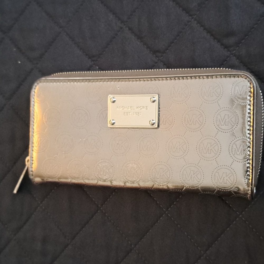 Mk zip around wallet
